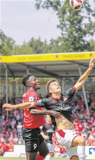 Hofft, dass er morgen von Beginn an mit Hand anlegen kann, wenn die SG Sonnenhof Großaspach seinen Ex-Verein Hansa Rostock empfängt: Offensivmann Mike Owusu (links). Foto: A. Becher