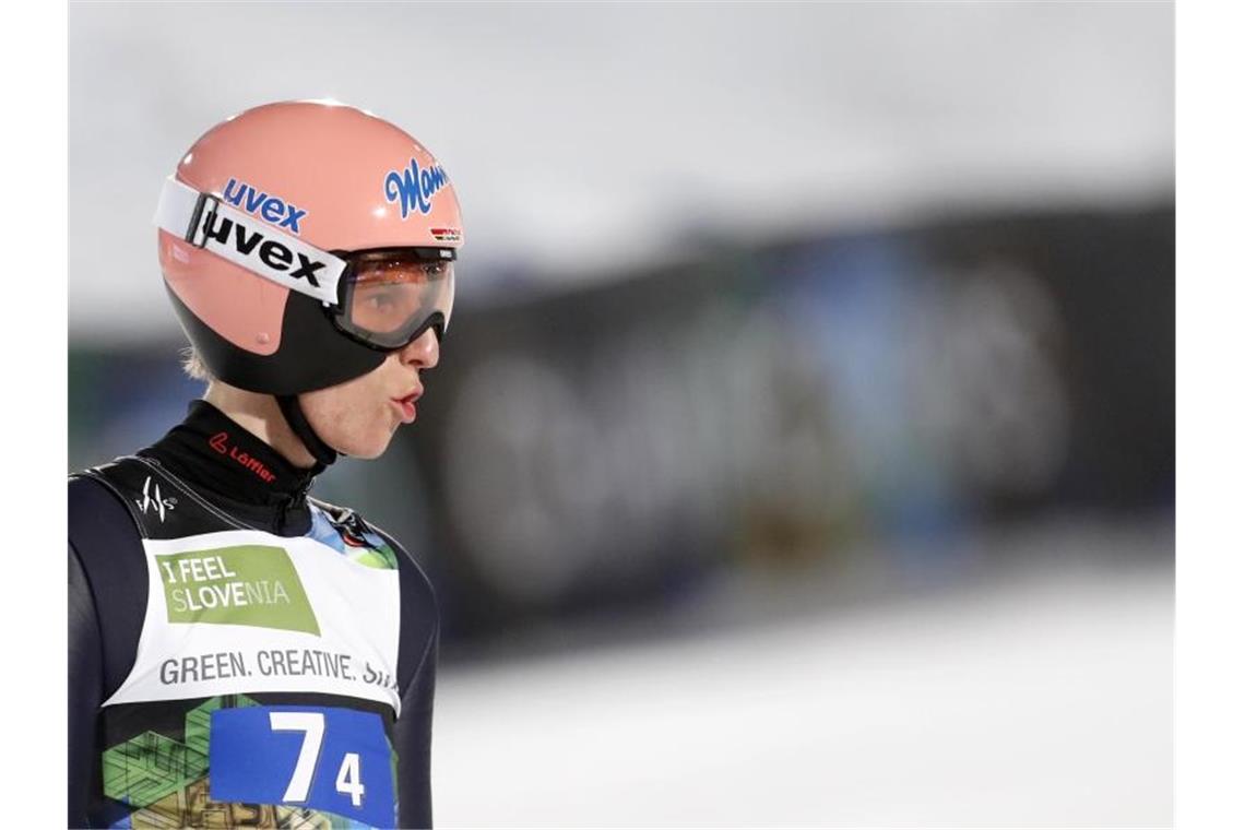 Hofft nach seinem positiven Corona-Test auf einen Start bei der Vierschanzentournee: Karl Geiger. Foto: Darko Bandic/AP/dpa