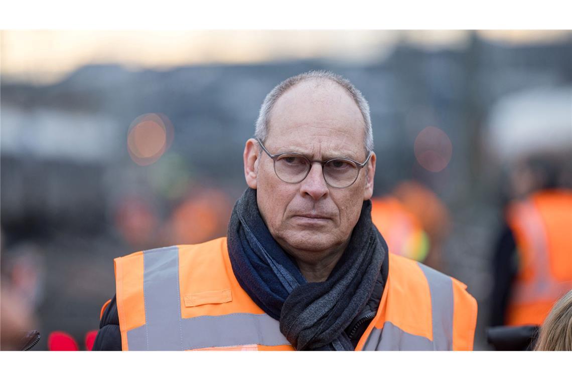 Hofft wie die Fahrgäste auf besseres Wetter: Der Vorstand Infrastrukturplanung und -projekte bei der DB InfraGo, Gerd-Dietrich Bolte. (Archivbild)