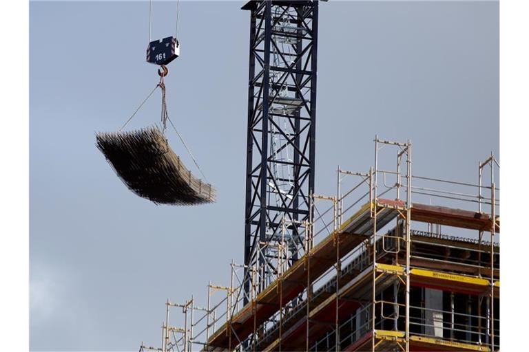 Hohe Energie- und Rohstoffpreise plus Mangel an Fachkräften: Zwei Bremsen für den wirtschaftlichen Aufschwung. Foto: Carsten Koall/dpa