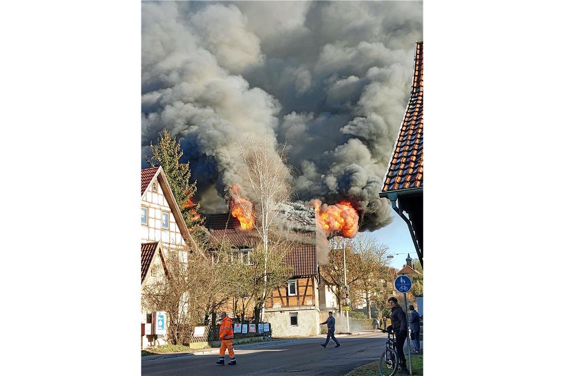 Auf das Inferno folgt in Bartenbach die Unsicherheit Hohe Flammen schlagen bei dem Brand aus dem Dachstuhl. Foto: Markus Stricker