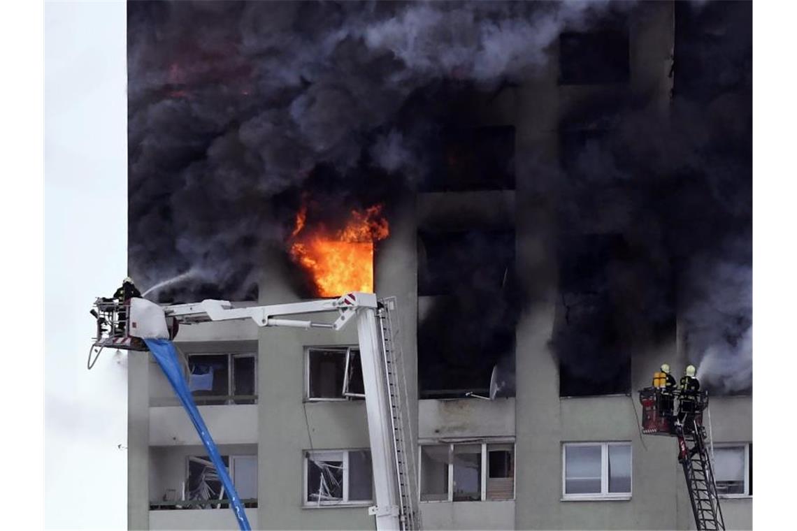 Feuerwehr kämpft bei Sydney gegen „Megafeuer“ Hohe Flammen schlagen etwa 50 Kilometer südwestlich von Sydney in die Bäume. Foto: Mick Tsikas/AAP/dpa
