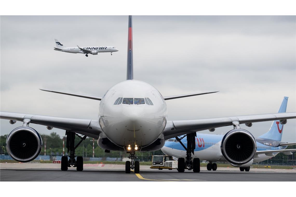 Hohe Kerosinpreise sind laut EU-Kommission kein außergewöhnlicher Umstand: Fluggäste müssen bei Flugstreichungen entschädigt werden.