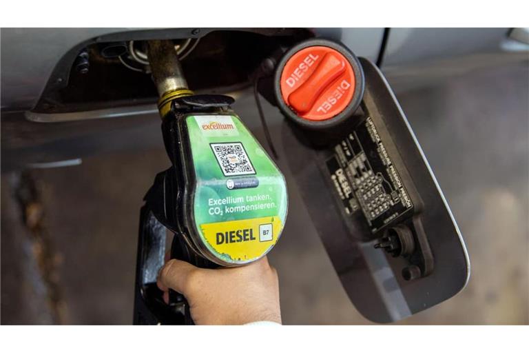 Hohe Spritkosten: Friedrich Merz hat angekündigt, dass die Autofahrerinnen und -fahrer mit Entlastungen rechnen können.