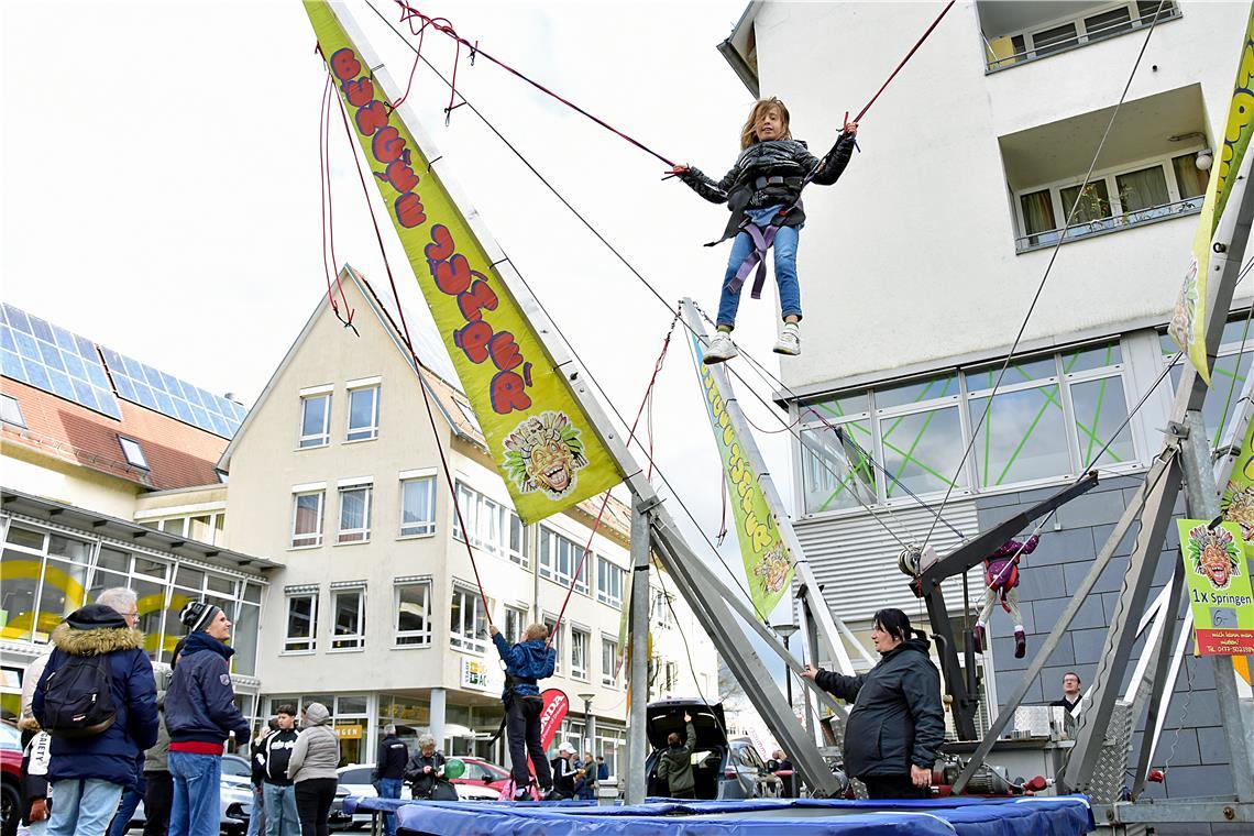 Hohe Sprünge auf dem Trampolin machen die jungen Besucher im Biegel. Backnanger ...