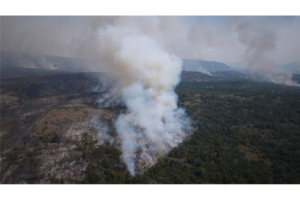 Hohe Temperaturen und starke Winde erschweren die Löscharbeiten.