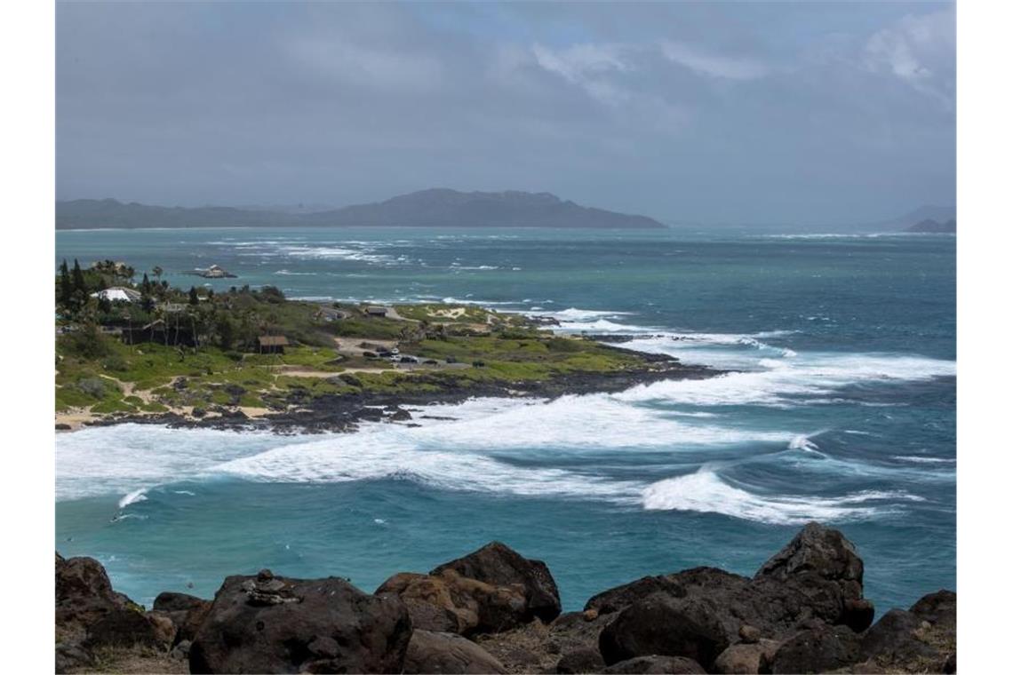 Hohe Wellen brechen an der Küste von Oahu. Hurrikan „Douglas“ bedroht die Inseln des US-Bundesstaats Hawaii. Foto: Eugene Tanner/AP/dpa