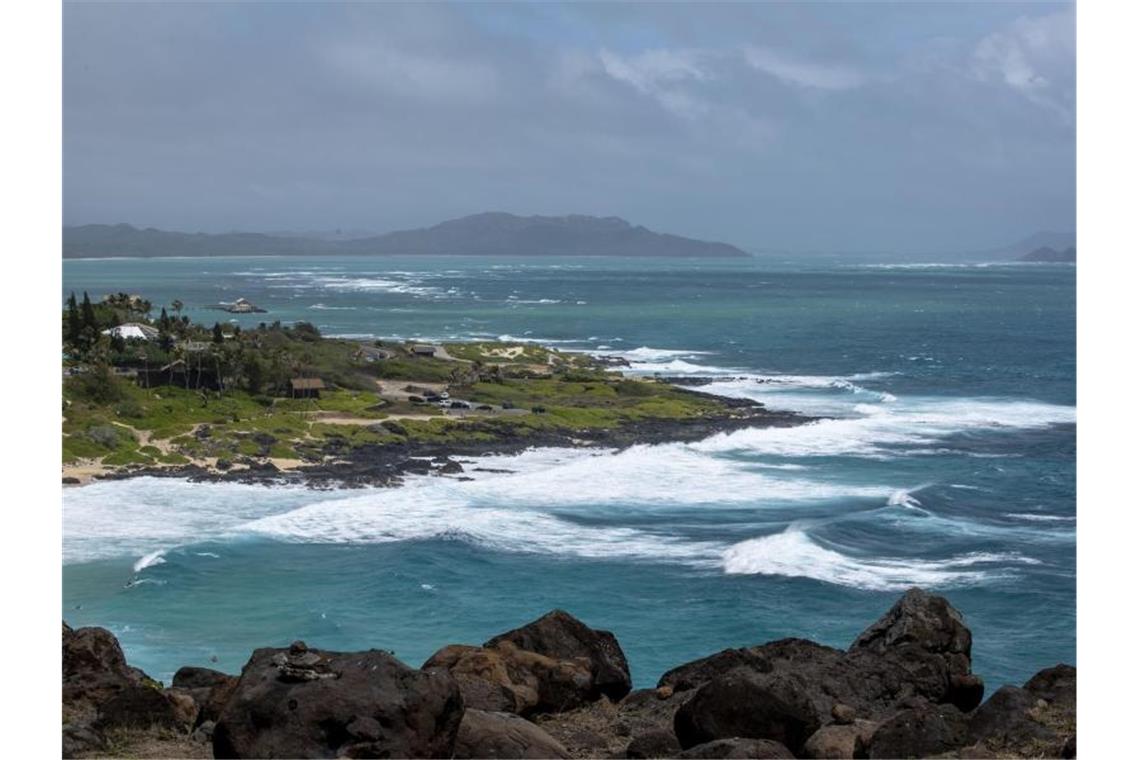 Hurrikan „Douglas“ erreicht Hawaii Hohe Wellen brechen an der Küste von Oahu. Hurrikan „Douglas“ bedroht die Inseln des US-Bundesstaats Hawaii. Foto: Eugene Tanner/AP/dpa