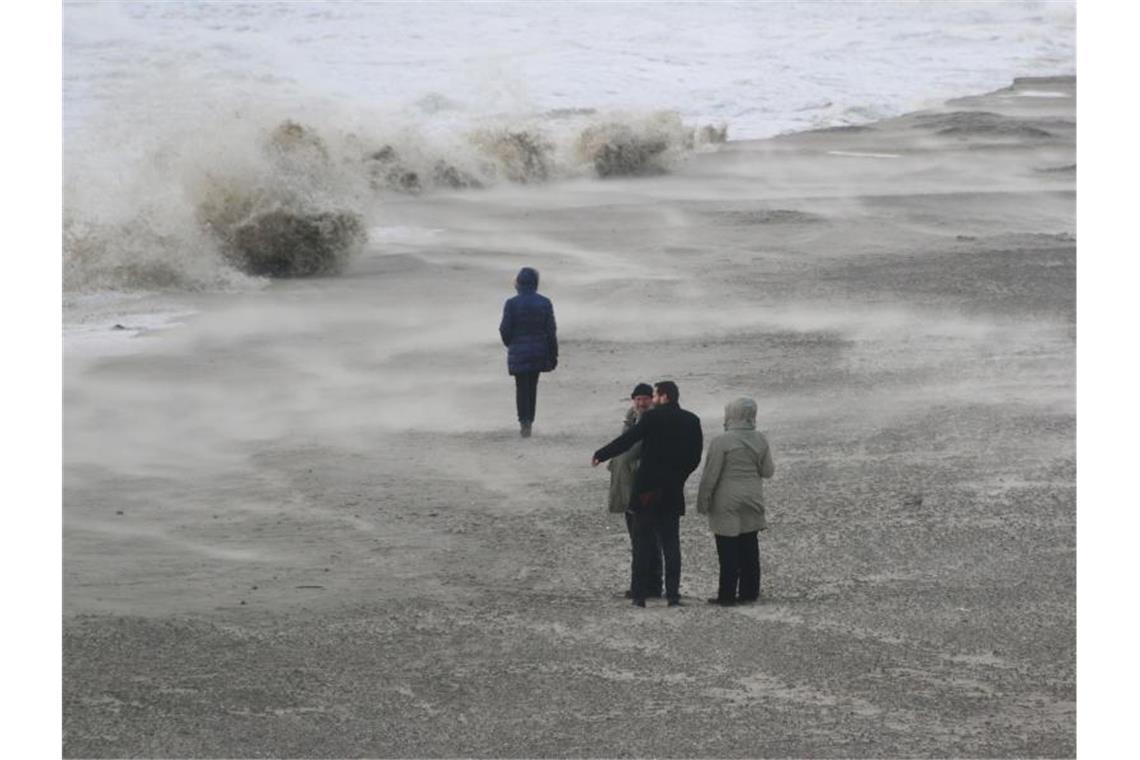 „Sabine“ wirbelt Deutschland durcheinander Hohe Wellen schlagen an den Strand von Wangerooge und nehmen den Sand mit. Foto: Peter Kuchenbuch-Hanken/dpa