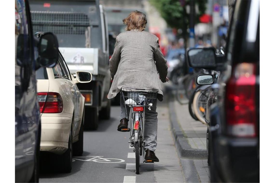 Hohes Risiko: Viele Radfahrer scheuen die Radspuren im dichten Innenstadtverkehr. Foto: Oliver Berg/dpa