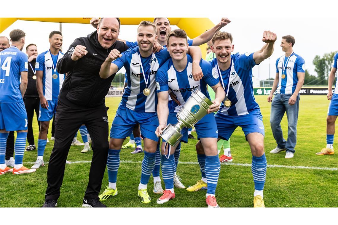 Holger Bachthaler jubelt beim Gewinn des Bayrischen Verbandspokals 2025 mit dem FV Illertissen mit seinen Spielern, darunter Ex-Kickers-Stürmer Tobias Rühle (2. v. re.).
