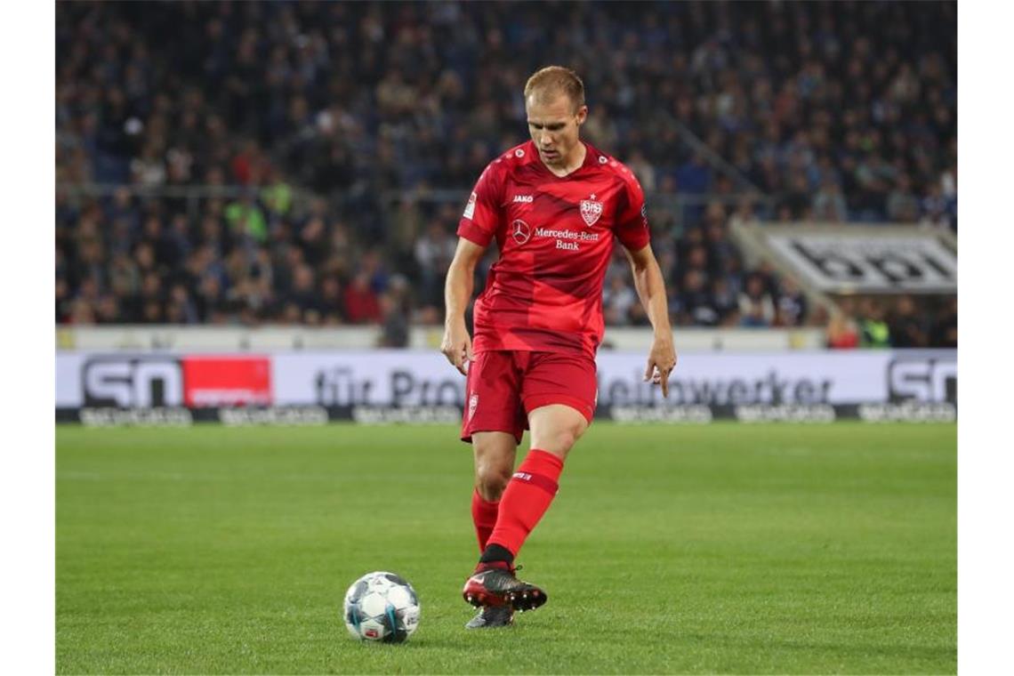 Stuttgarts Badstuber fällt mit Muskelfaserriss aus Holger Badstuber spielt den Ball. Foto: Friso Gentsch/dpa/Archivbild