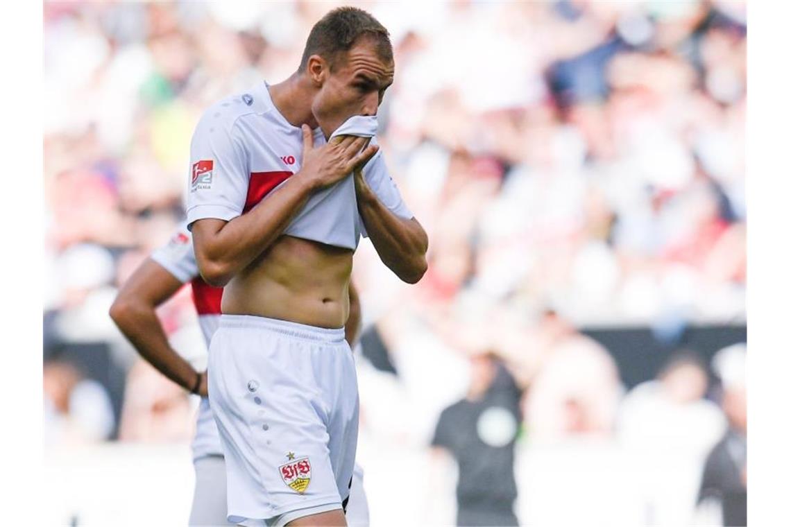 Holger Badstuber vom VfB Stuttgart reagiert im Spiel. Foto: Tom Weller/dpa/Archivbild