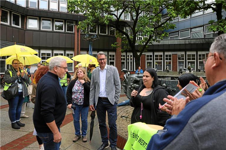 Holger Gläss (links) und Richard Sigel (Mitte) im Gespräch mit Demonstrantinnen vor dem Landratsamt in Waiblingen.Foto: Benjamin Büttner