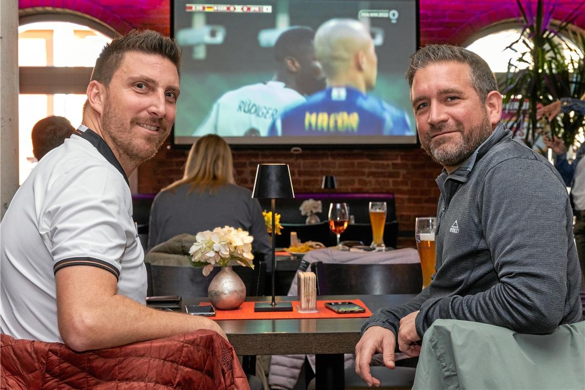 Fast leere Kneipen beim Deutschlandauftakt in Backnang Holger (links) und Daniel haben sich freigenommen und sind direkt ins „Merlin“ gegangen.