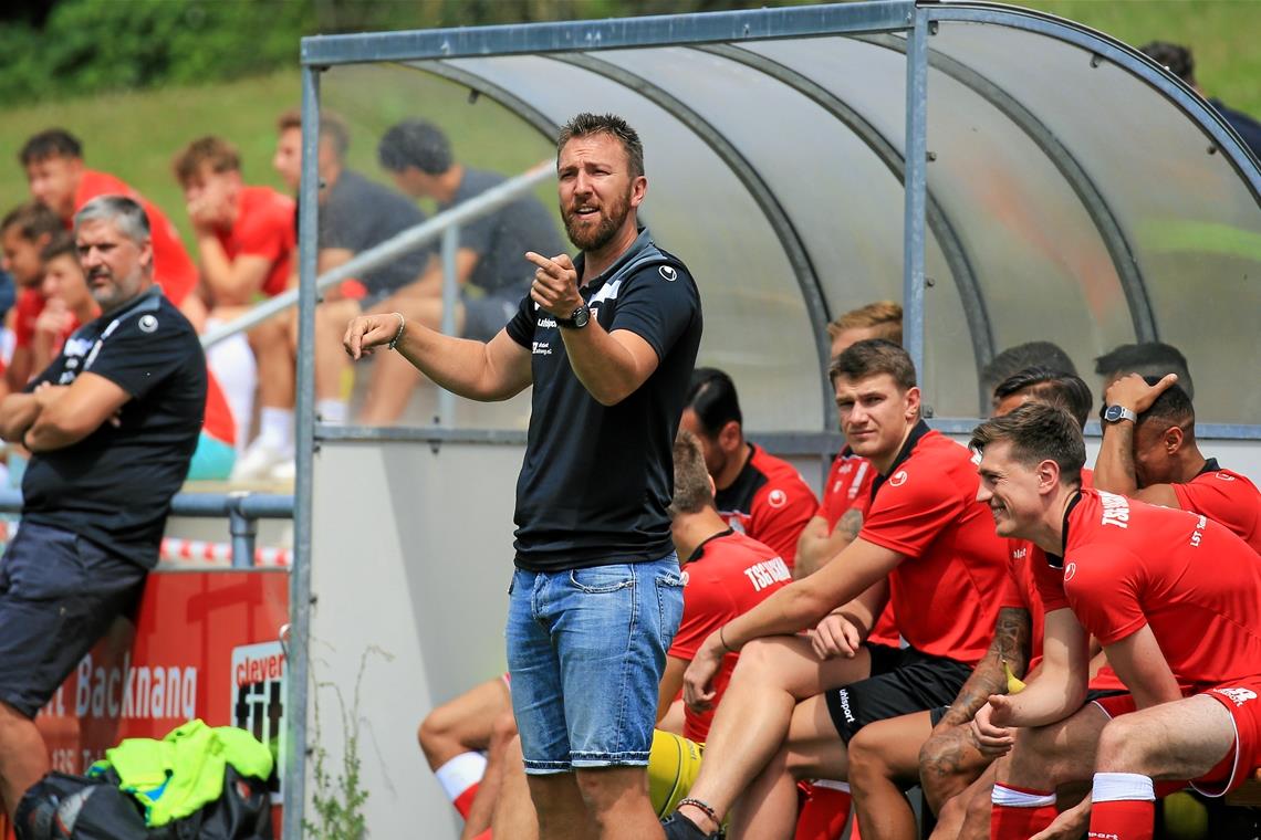 „Demut ist grundsätzlich ein guter Ratgeber“ Holger Ludwig gibt bei der TSG Backnang die Richtung vor, der 38-jährige Trainer will den Aufsteiger zum Klassenverbleib führen. Foto: A. Becher