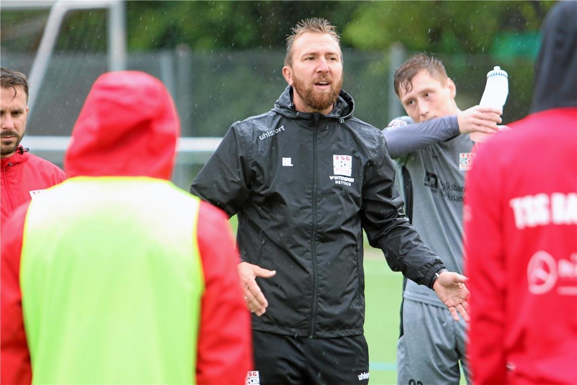 Paukenschlag in Zeiten des Stillstands Holger Ludwig gibt im Training der TSG Backnang die Kommandos nur noch bis zum Saisonende, dann trennen sich die Wege. Foto: A. Hornauer