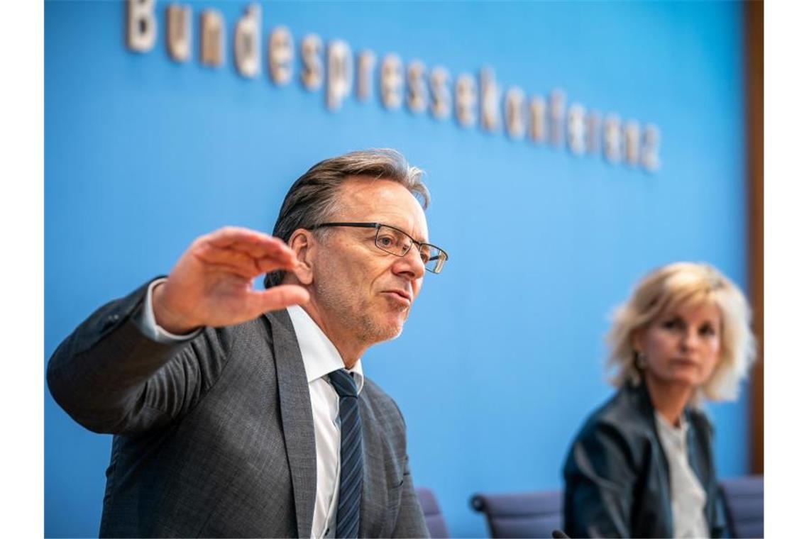 Holger Münch, Präsident des Bundeskriminalamtes (BKA), spricht neben Daniela Ludwig (CSU), Drogenbeauftragte der Bundesregierung, bei der Vorstellung des Lageberichts über Drogenkriminalität. Foto: Michael Kappeler/dpa