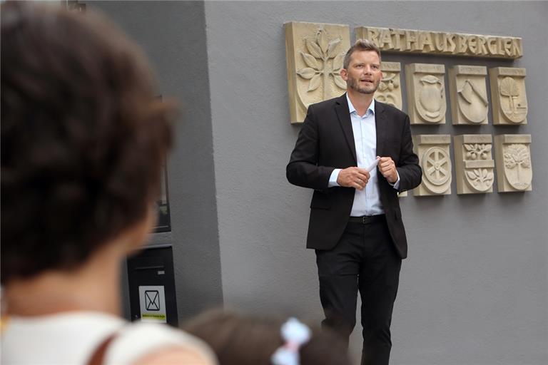 Holger Niederberger bei seiner Dankesrede vor dem Berglener Rathaus.Foto: G. Schneider