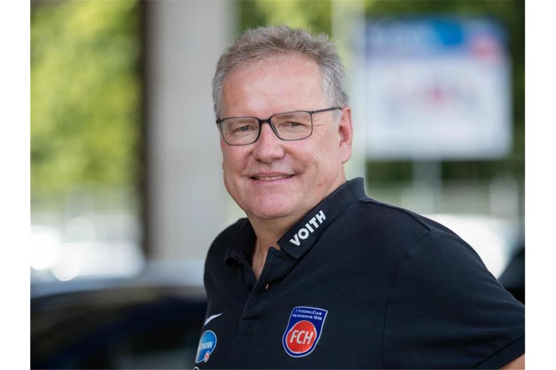 Heidenheim-Chef warnt Spieler vor Liga-Auftakt Holger Sanwald steht vor der Voith-Arena. Foto: Daniel Karmann/dpa/Archivbild
