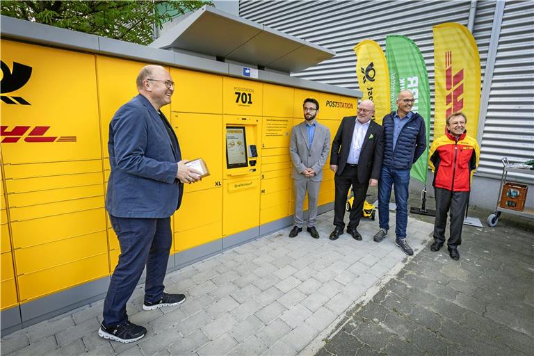 Holger Scheib (Murrelektronik; von links), Bürgermeister Gabriel Nold, Murrelektronik-CFO Jürgen Erkert, Ex-Bürgermeister Bernhard Bühler und Richard Stickel (DHL-Vertriebsleitung Stuttgart) freuen sich, nach zweijähriger Planung die Station eröffnen zu können.