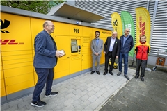 Holger Scheib (Murrelektronik; von links), Bürgermeister Gabriel Nold, Murrelektronik-CFO Jürgen Erkert, Ex-Bürgermeister Bernhard Bühler und Richard Stickel (DHL-Vertriebsleitung Stuttgart) freuen sich, nach zweijähriger Planung die Station eröffnen zu können.