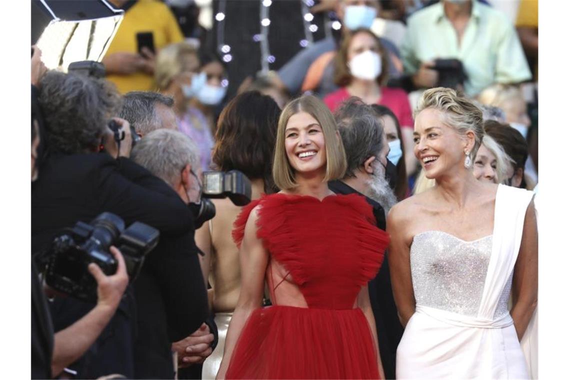 Goldene Palme für „Titane“ der Französin Julia Ducournau Hollywood-Glamour auf dem roten Teppich: Rosamund Pike und Sharon Stone. Foto: Vianney Le Caer/Invision/AP/dpa