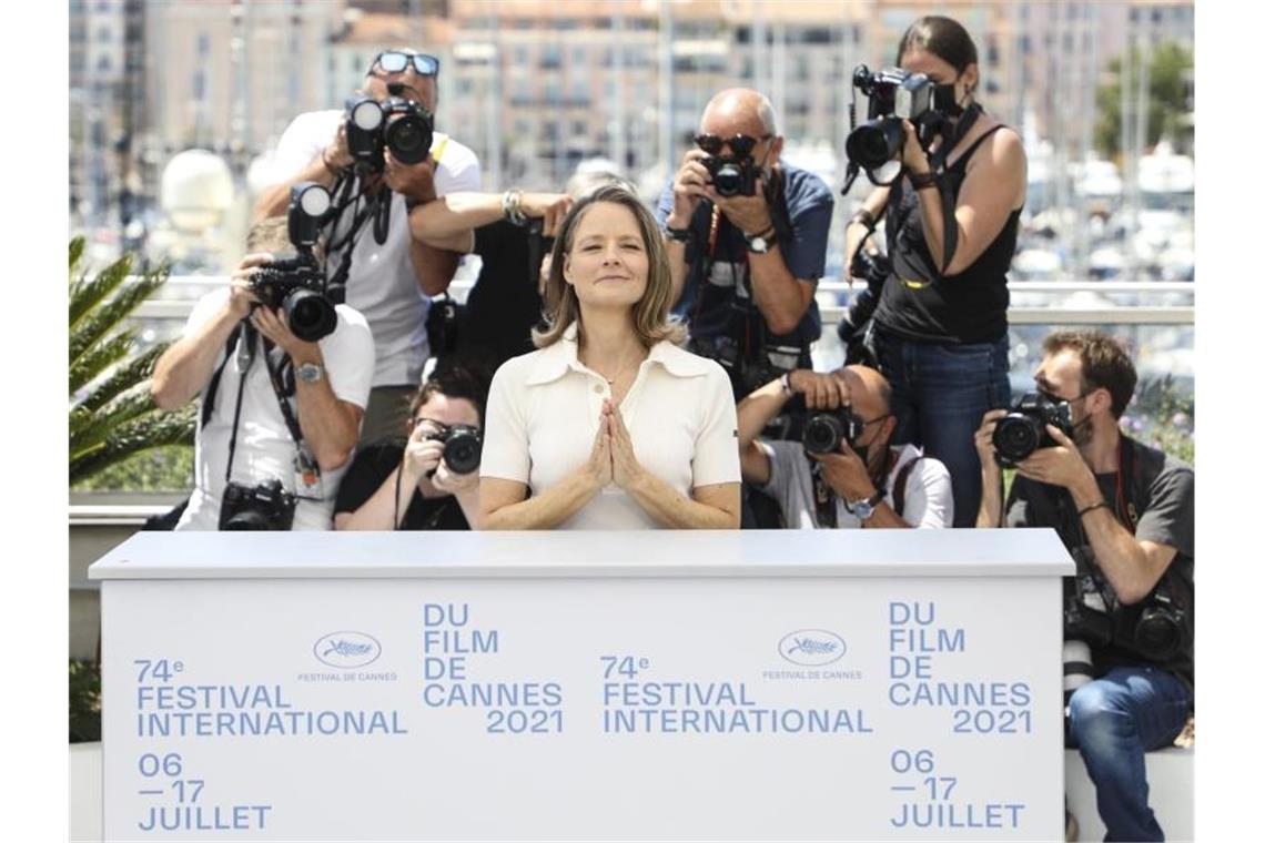 Stars und roter Teppich: Filmfestival Cannes gestartet Hollywood-Glanz in Cannes: Jodie Foster wird beim Filmfestival mit einer Ehrenpalme ausgezeichnet. Foto: Vianney Le Caer/Invision/AP/dpa