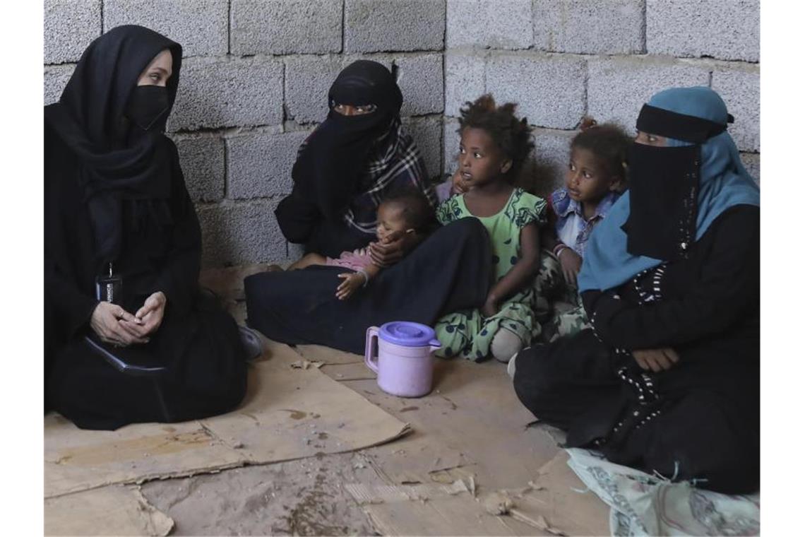Angelina Jolie wirbt für Spenden für Bürgerkriegsland Jemen Hollywood-Schauspielerin und UN-Sonderbotschafterin Angelina Jolie (l) unterhält sich mit vertriebenen jemenitischen Frauen in Al Kandam. Foto: Marwan Tahtah/UNHCR via AP/dpa