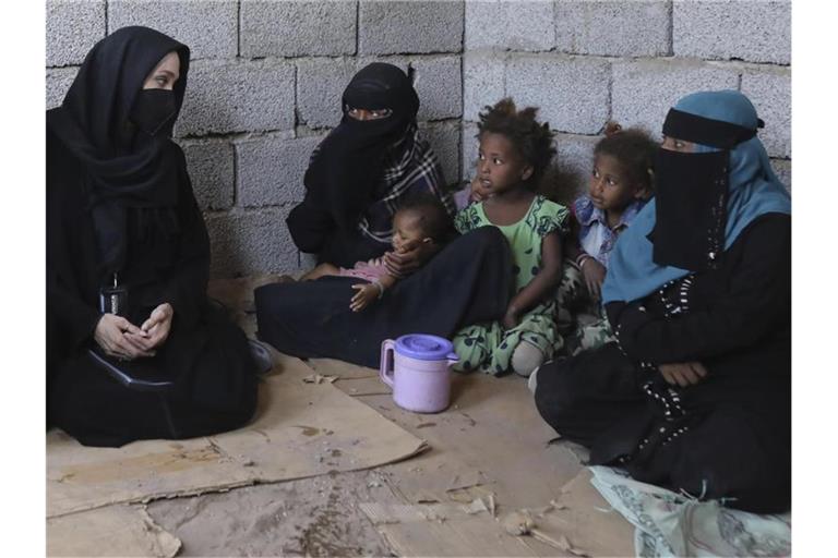 Hollywood-Schauspielerin und UN-Sonderbotschafterin Angelina Jolie (l) unterhält sich mit vertriebenen jemenitischen Frauen in Al Kandam. Foto: Marwan Tahtah/UNHCR via AP/dpa