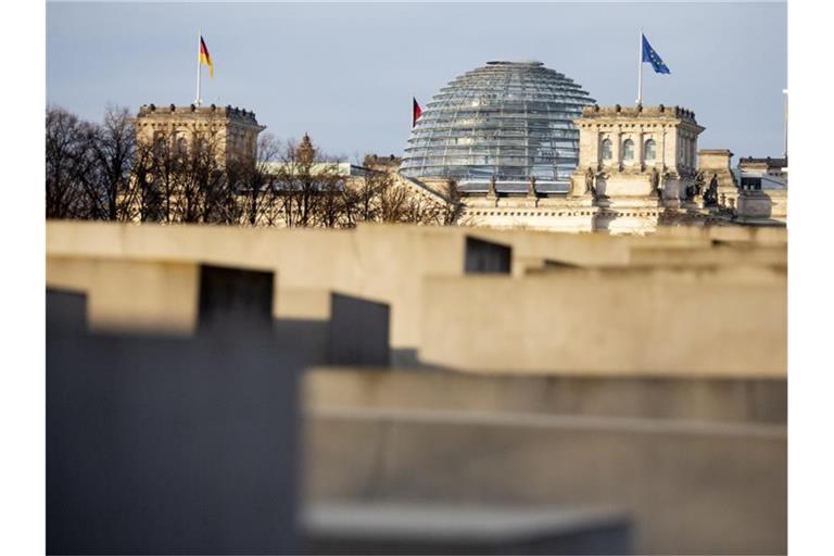 Holocaust-Mahnmal vor dem Reichstag in Berlin. Foto: Christoph Soeder/dpa