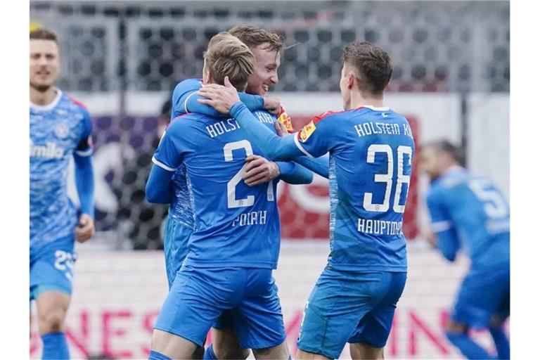 Holstein Kiel bleibt nach dem Sieg in Sandhausen Spitzenreiter. Foto: Uwe Anspach/dpa