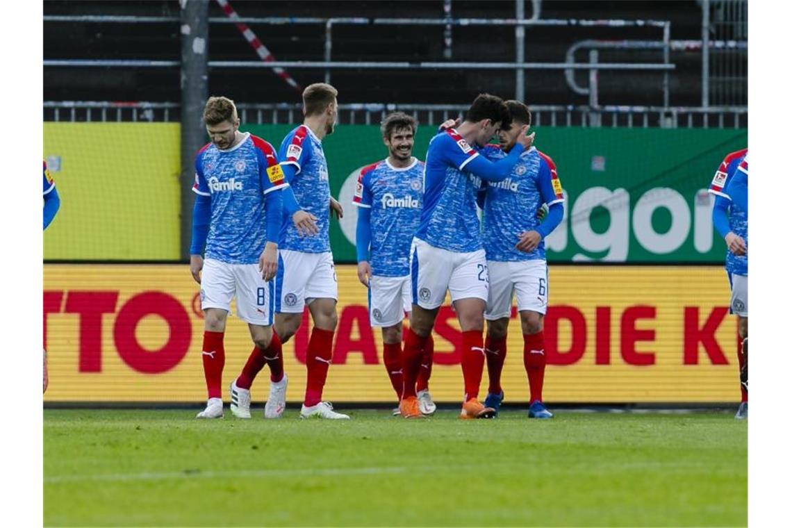 Holstein Kiel erhöht mit dem Sieg gegen St. Pauli den Druck auf die Konkurrenz. Foto: Frank Molter/dpa