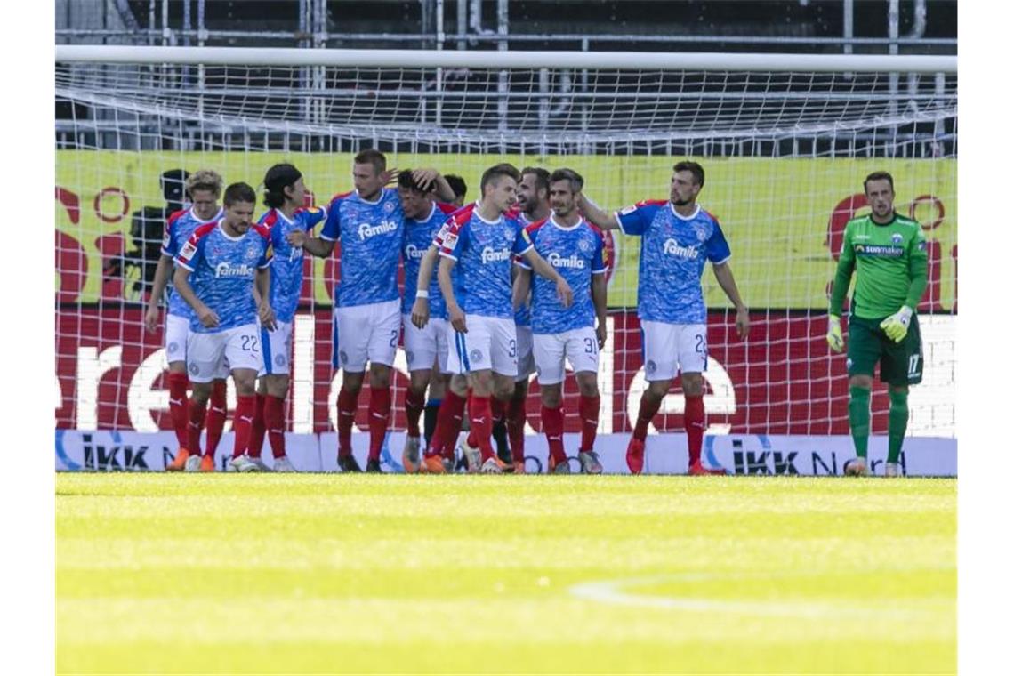 Holstein Kiel feierte einen Heimsieg gegen Bundesliga-Absteiger SC Paderborn. Foto: Frank Molter/dpa