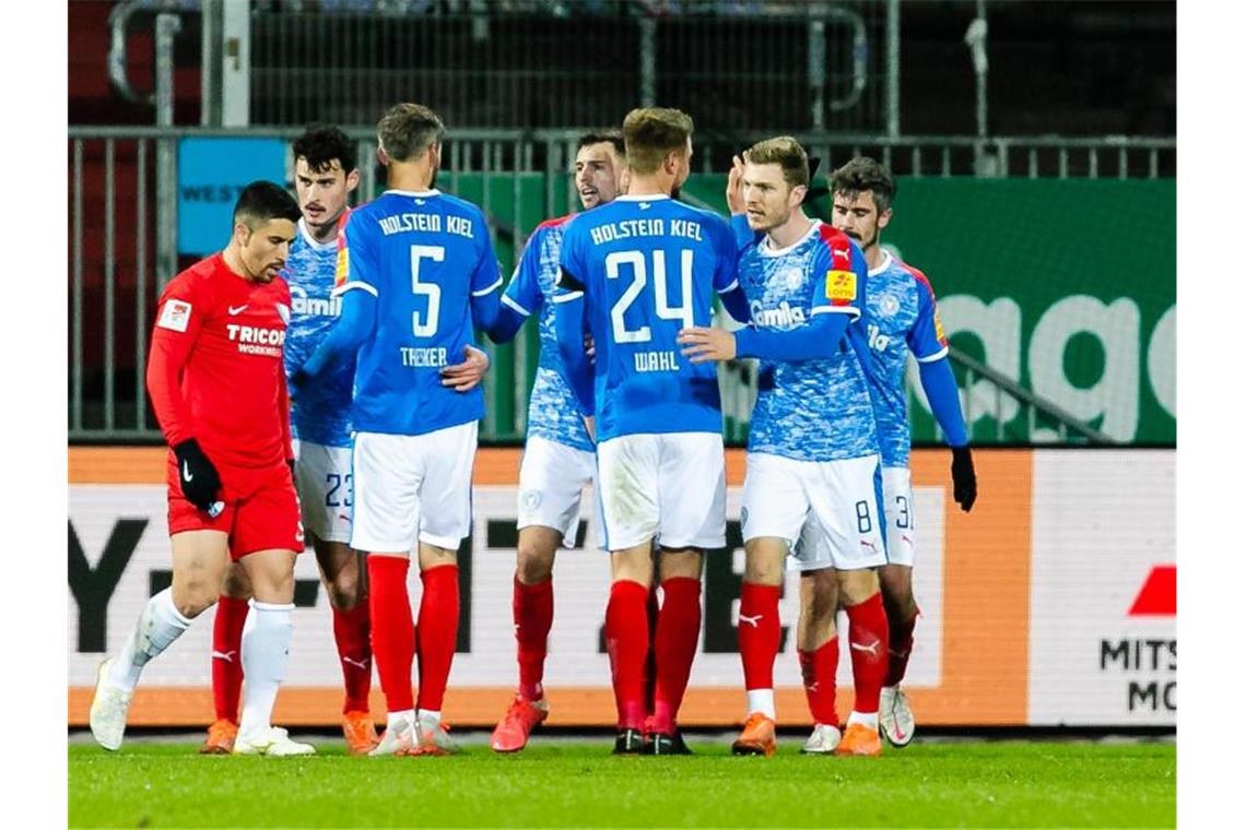 Kiel übernimmt vorerst Platz eins - Später Fortuna-Sieg Holstein Kiel feierte gegen den VfL Bochum einen klaren Heimsieg. Foto: Frank Molter/dpa