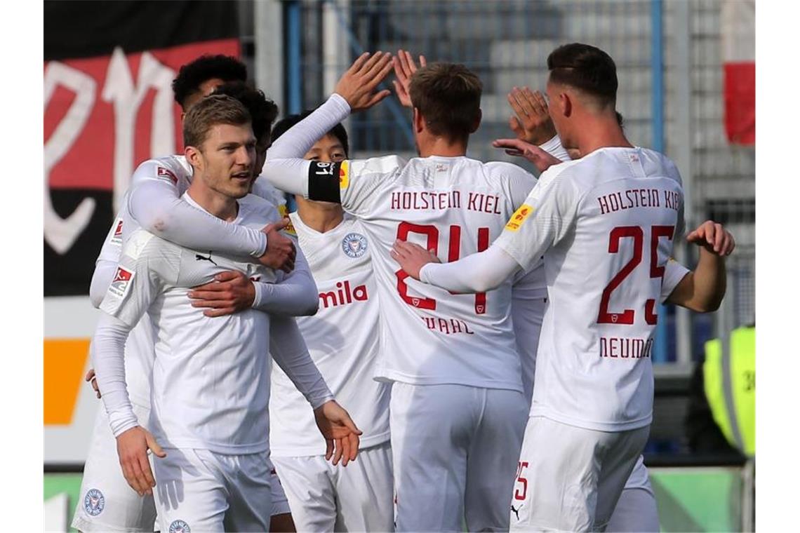 HSV übernimmt Tabellenführung - Bielefeld nur Remis Holstein Kiel feierte nach einem furiosen Spiel einen Sieg in Wiesbaden. Foto: Thomas Frey/dpa