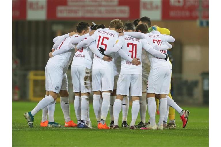 Holstein Kiel hat gute Aussichten das Viertelfinale im DFB-Pokal zu erreichen: Die Spieler stimmen sich ein. Foto: Friso Gentsch/dpa