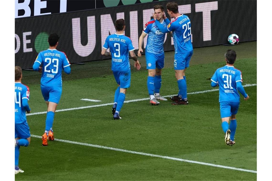 Holstein Kiel hat nach dem ersten Relegationsspiel in Köln die Tür zur Bundesliga weit aufgestoßen. Foto: Rolf Vennenbernd/dpa Pool/dpa