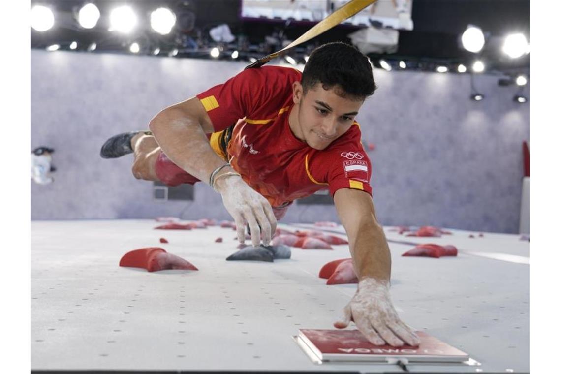 Holt bei der Olympia-Premier im Klettern überraschend Gold: Alberto Gines Lopez aus Spanien in Aktion. Foto: Tsuyoshi Ueda/Pool Kyodo/dpa