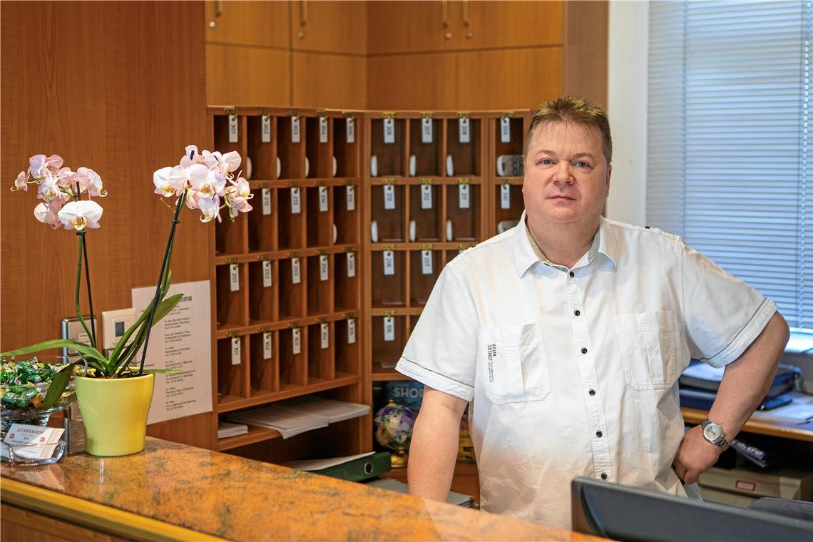 Holt derzeit höchst selten einen Zimmerschlüssel aus dem Schrank an der Rezeption: Hendrik Wahl vom Hotel Gerberhof in Backnang.Foto: A. Becher