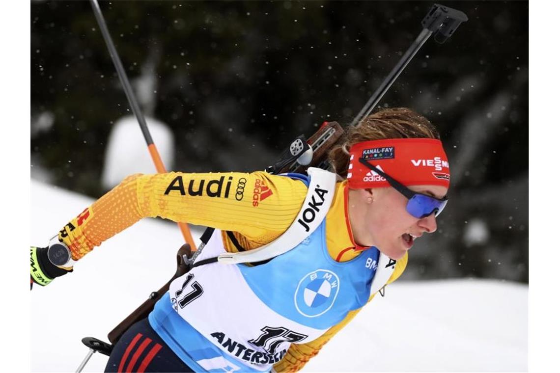 Holte in Antholz Rang fünf im Einzel über 15 Kilometer: Janina Hettich. Foto: Matthias Schrader/AP/dpa