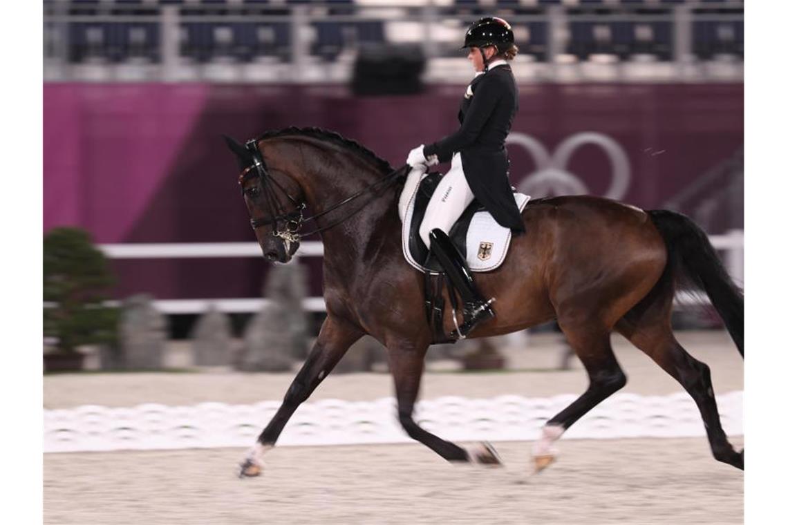 Holte mit dem deutschen Dressur-Team Gold in Tokio: Dorothee Schneider auf Showtime. Foto: Friso Gentsch/dpa