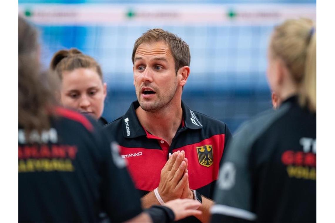Volleyballerinnen mit Überraschungssieg - „Super stolz“ Holte mit den deutschen Nationalspielerinnen einen Überraschungssieg gegen die Türkei: Volleyball-Bundestrainer Felix Koslowski. Foto: Guido Kirchner/dpa