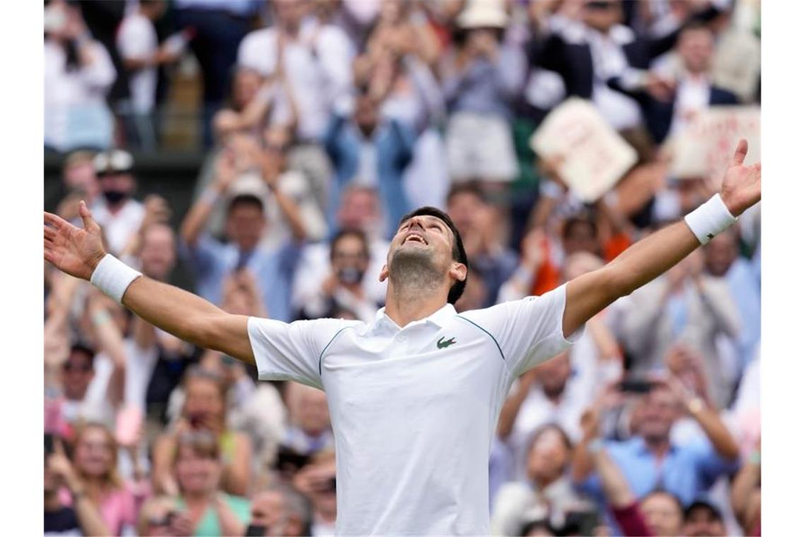 Holte mit seinem Sieg in Wimbledon den 20. Grand-Slam-Titel: Novak Djokovic feiert. Foto: Kirsty Wigglesworth/AP/dpa