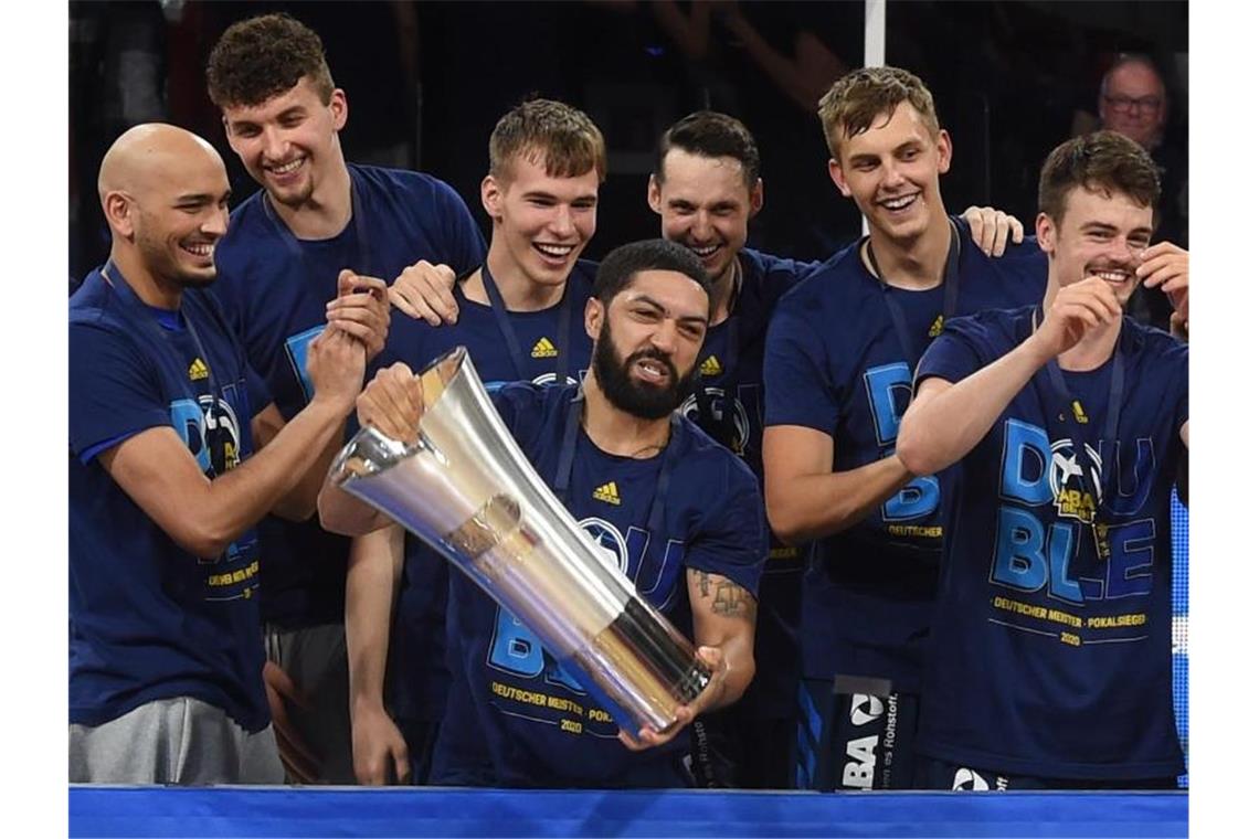 Holten 2020 neben der Meisterschaft auch den Pokal: Die Basketballer von Alba Berlin. Foto: Christof Stache/AFP-Pool/dpa