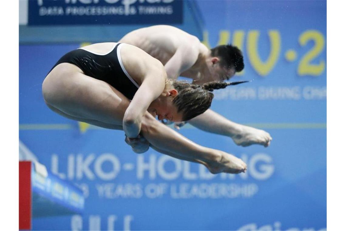 Holten beim Mixed-Synchronspringen bei der EM in Kiew Silber: Tina Punzel (l) und Lou Massenberg. Foto: Efrem Lukatsky/AP