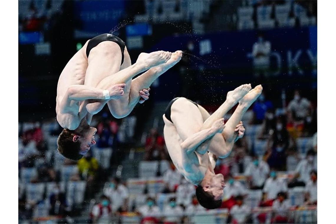 Hausding und Rüdiger springen nervenstark zu Bronze Holten Bronze im Synchronspringen: Lars Rüdiger (l) und Patrick Hausding. Foto: Michael Kappeler/dpa