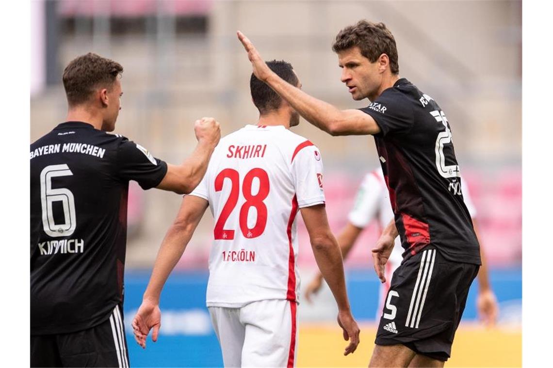 Holten ohne viel Glanz drei Punkte mit aus Köln: Bayern-Torschütze Thomas Müller (r) und Joshua Kimmich. Foto: Marius Becker/dpa-Pool/dpa