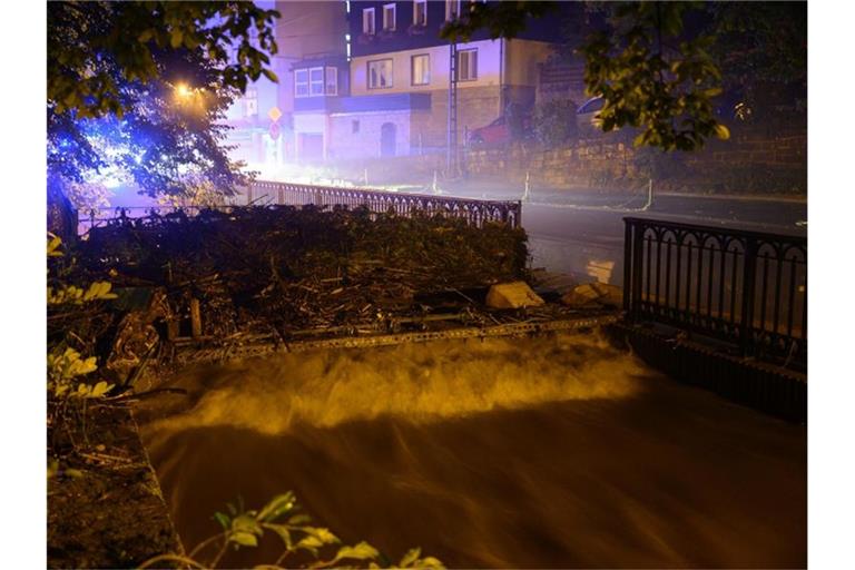Holz und Geröll hat die Kirnitzsch auf einer Brücke angespühlt. Extreme Regenfälle von teils mehr als 100 Litern pro Quadratmeter innerhalb von 24 Stunden haben am Samstag in der Sächsischen Schweiz zu Überflutungen geführt. Foto: Robert Michael/dpa-Zentralbild/dpa