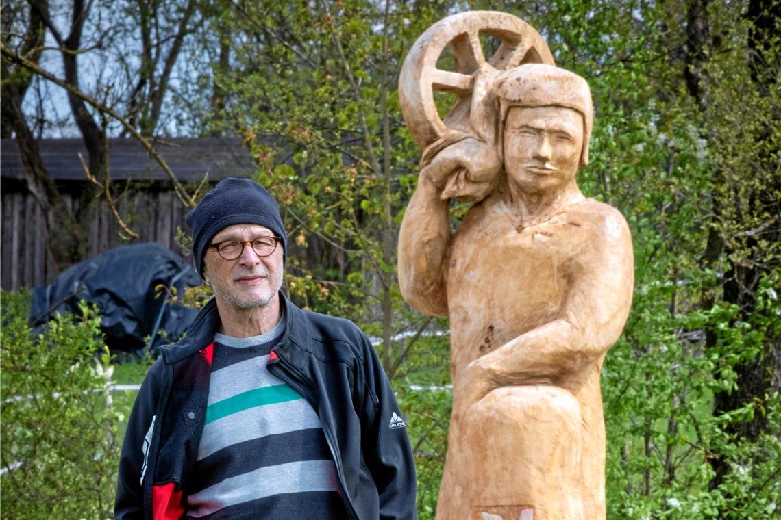 Holzbildhauer Miklós Vajna mit der Skulptur, die er „D’r Müller“ nennt. Fotos: A. Becher